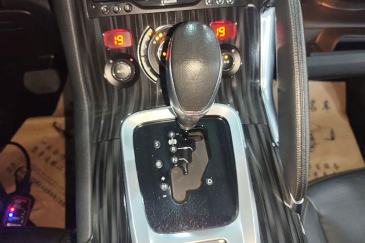 Used Peugeot 3008 2013 1.6THP Automatic Prestige Edition Gear Lever
