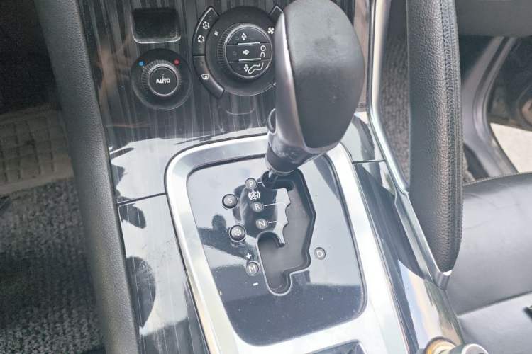 Used Peugeot 3008 2013 2.0L Automatic Trend Edition Gear Lever