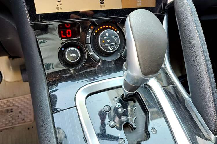 Used Peugeot 3008 2013 2.0L Automatic Trend Edition Gear Lever