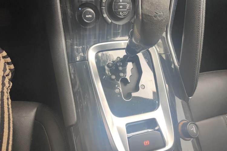 Used Peugeot 3008 2013 2.0L Automatic Trend Edition Gear Lever