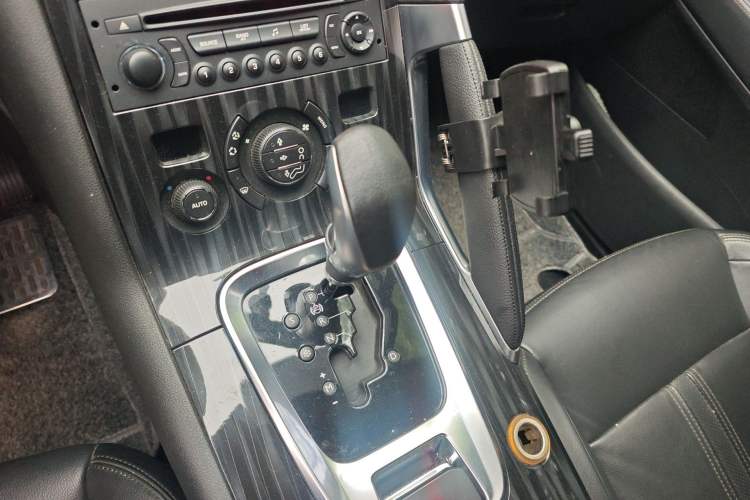Used Peugeot 3008 2013 2.0L Automatic Trend Edition Gear Lever