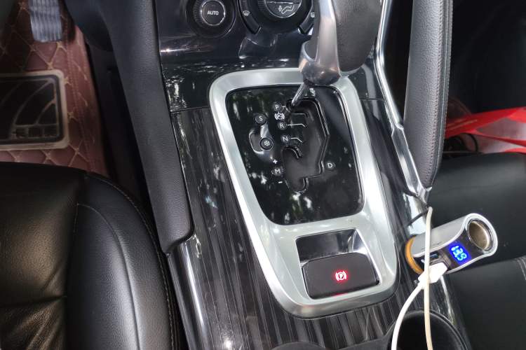 Used Peugeot 3008 2013 1.6THP Automatic Trend Edition Gear Lever