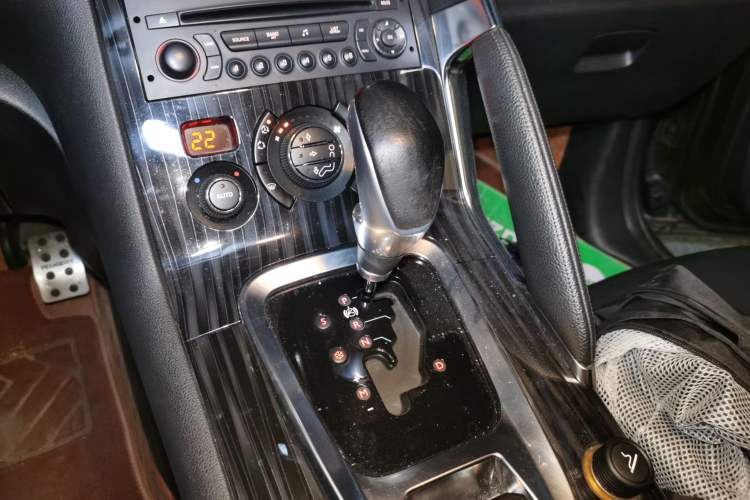 Used Peugeot 3008 2013 2.0L Automatic Trend Edition Gear Lever