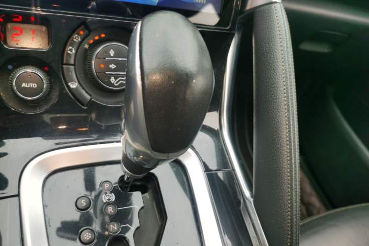 Used Peugeot 3008 2013 2.0L Automatic Trend Edition Gear Lever