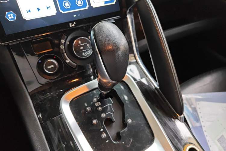Used Peugeot 3008 2013 2.0L Automatic Trend Edition Gear Lever