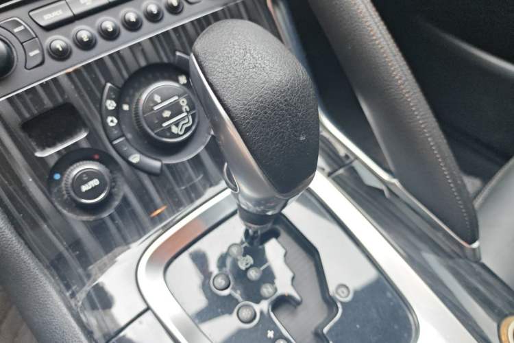 Used Peugeot 3008 2013 1.6THP Automatic Trend Edition Gear Lever