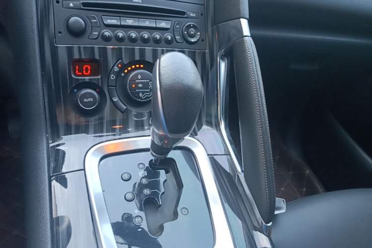Used Peugeot 3008 2013 2.0L Automatic Trend Edition Gear Lever
