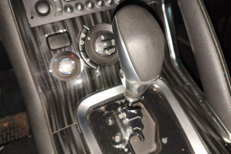 Used Peugeot 3008 2013 2.0L Automatic Trend Edition Gear Lever