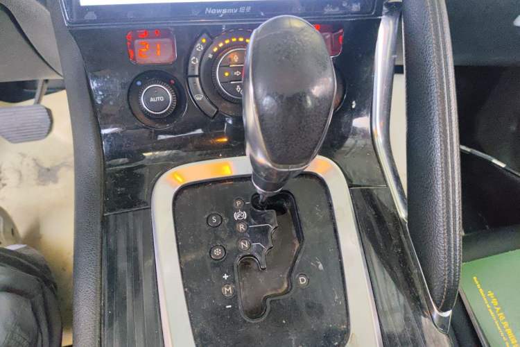 Used Peugeot 3008 2013 2.0L Automatic Trend Edition Gear Lever