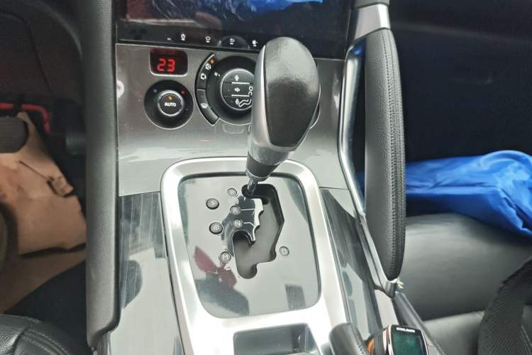 Used Peugeot 3008 2013 2.0L Automatic Trend Edition Gear Lever