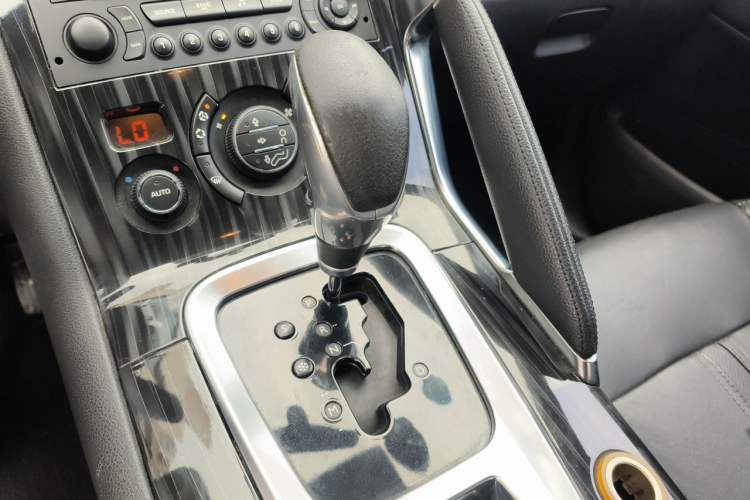 Used Peugeot 3008 2013 2.0L Automatic Trend Edition Gear Lever