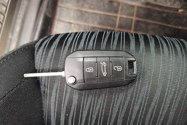 Used Peugeot 3008 2013 2.0L Automatic Classic Edition Interior 1
