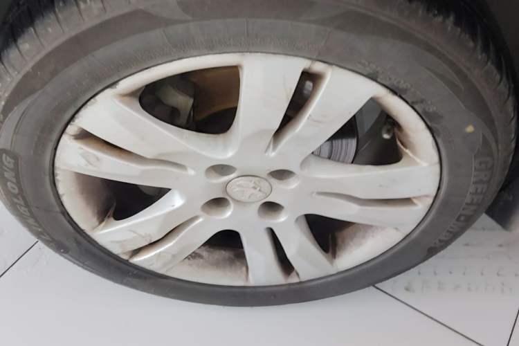 Used Peugeot 3008 2013 1.6THP Automatic Prestige Edition Left Front Wheel Hub