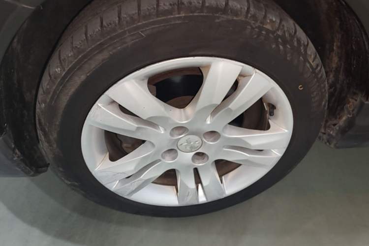 Used Peugeot 3008 2013 1.6THP Automatic Prestige Edition Left Front Wheel Hub
