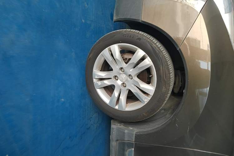 Used Peugeot 3008 2013 1.6THP Automatic Prestige Edition Left Front Wheel Hub