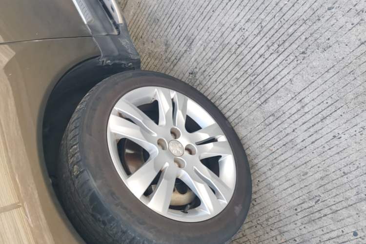 Used Peugeot 3008 2013 2.0L Automatic Trend Edition Left Front Wheel Hub