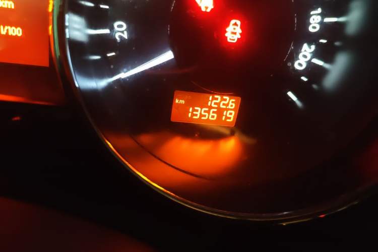 Used Peugeot 3008 2013 1.6THP Automatic Trend Edition Odometer Close Up