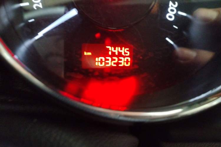 Used Peugeot 3008 2013 1.6THP Automatic Prestige Edition Odometer Close Up