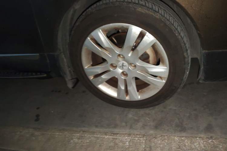 Used Peugeot 3008 2013 1.6THP Automatic Trend Edition Right Front Wheel Hub