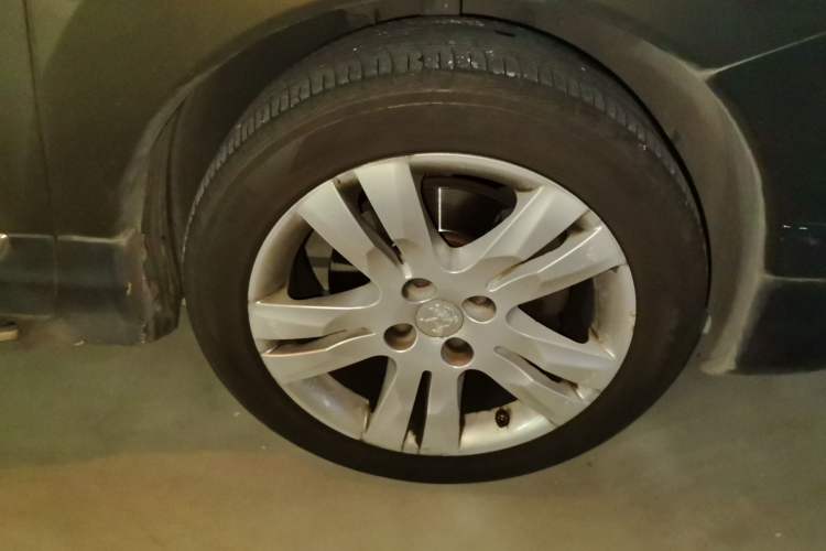 Used Peugeot 3008 2013 1.6THP Automatic Prestige Edition Right Front Wheel Hub