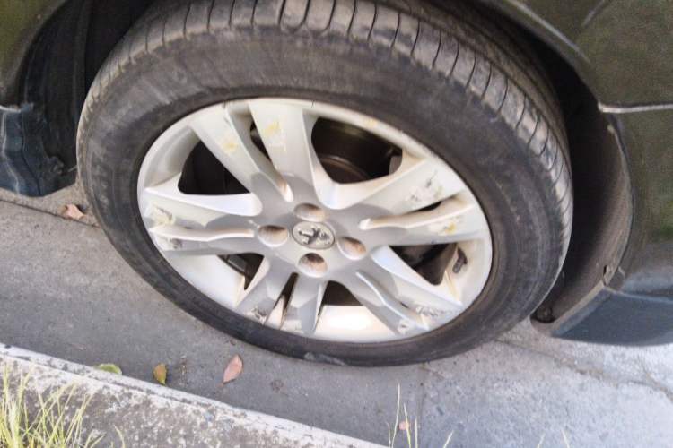 Used Peugeot 3008 2013 1.6THP Automatic Prestige Edition Right Front Wheel Hub