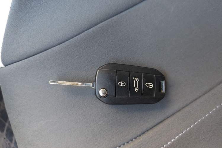 Used Peugeot 3008 2013 2.0L Manual Classic Edition Vehicle Key