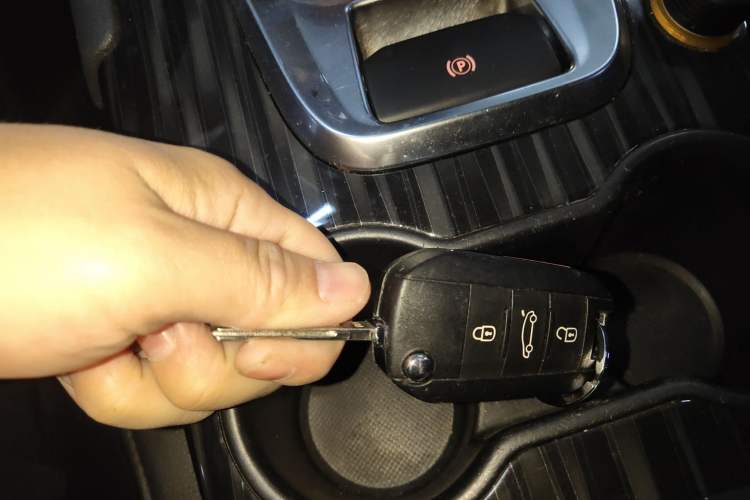 Used Peugeot 3008 2013 2.0L Manual Classic Edition Vehicle Key