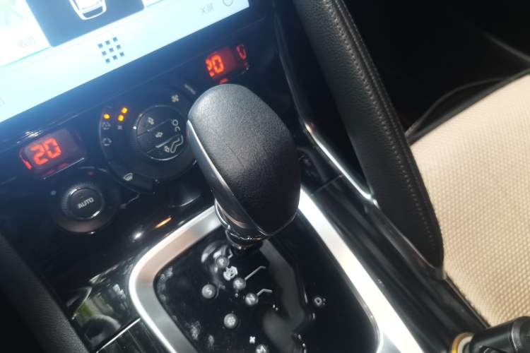 Used Peugeot 3008 2013 1.6THP Automatic Prestige Edition Gear Lever