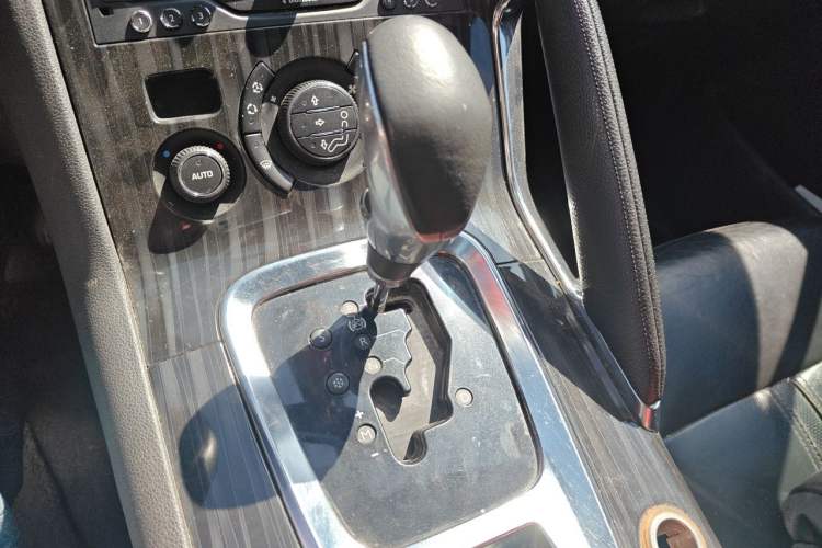 Used Peugeot 3008 2013 1.6THP Automatic Trend Edition Gear Lever