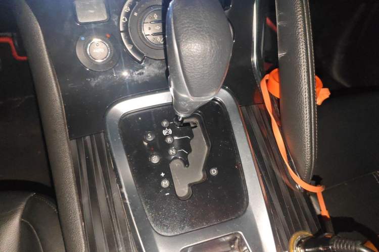 Used Peugeot 3008 2013 2.0L Automatic Trend Edition Gear Lever