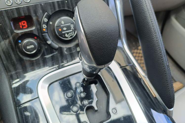 Used Peugeot 3008 2013 1.6THP Automatic Prestige Edition Gear Lever