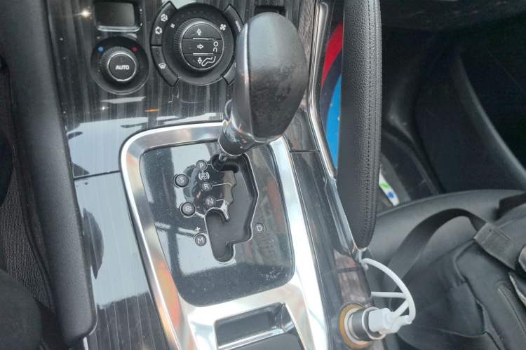 Used Peugeot 3008 2013 1.6THP Automatic Prestige Edition Gear Lever