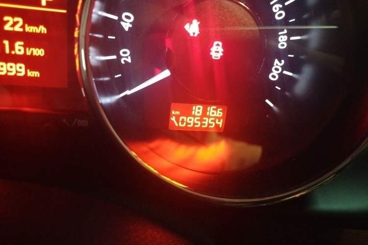 Used Peugeot 3008 2013 1.6THP Automatic Prestige Edition Odometer Close Up