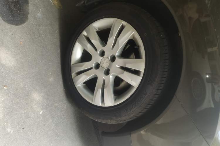 Used Peugeot 3008 2013 1.6THP Automatic Prestige Edition Right Front Wheel Hub