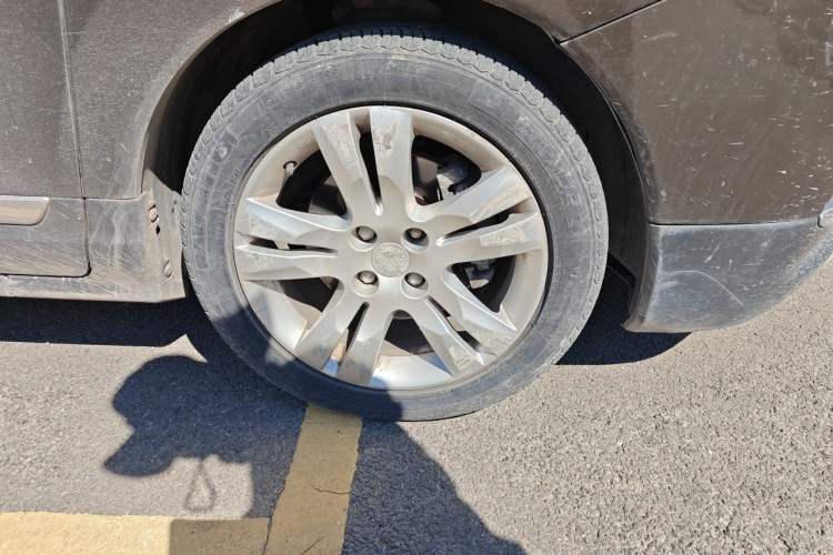 Used Peugeot 3008 2013 1.6THP Automatic Trend Edition Right Front Wheel Hub