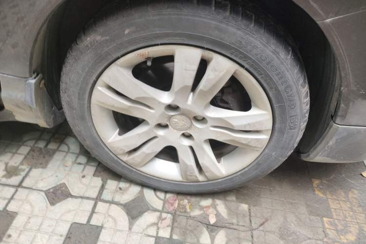 Used Peugeot 3008 2013 1.6THP Automatic Prestige Edition Right Front Wheel Hub