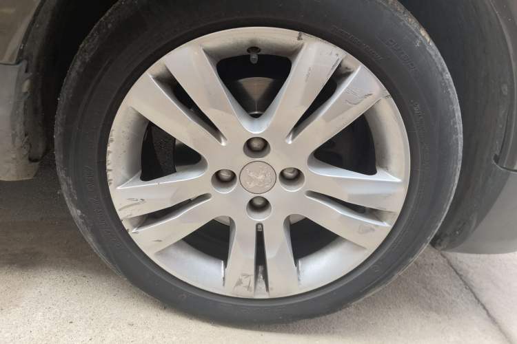 Used Peugeot 3008 2013 1.6THP Automatic Prestige Edition Right Front Wheel Hub
