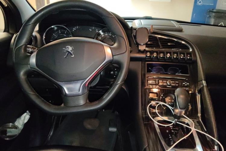 Used Peugeot 3008 2013 1.6THP Automatic Prestige Edition Center Console