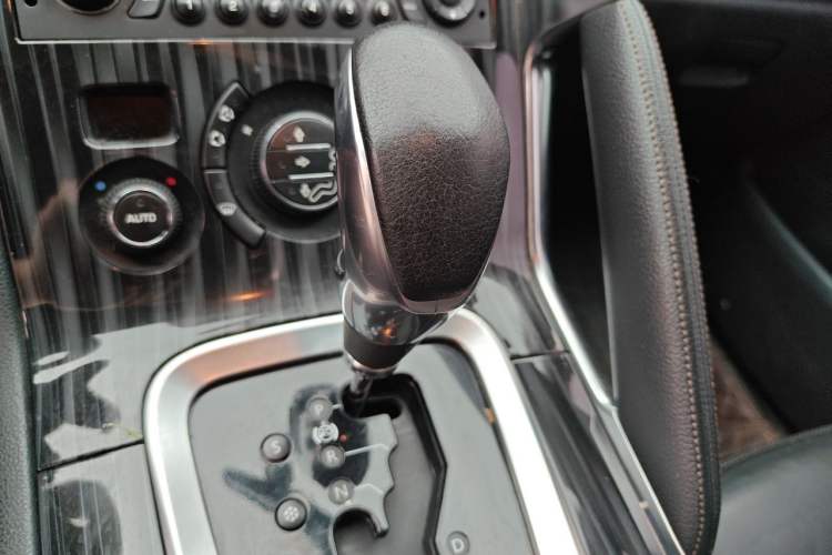 Used Peugeot 3008 2013 2.0L Automatic Trend Edition Gear Lever