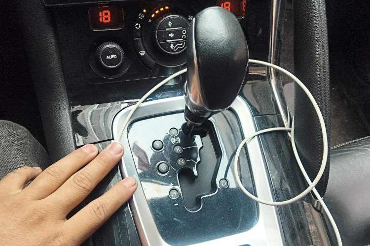 Used Peugeot 3008 2013 2.0L Automatic Trend Edition Gear Lever