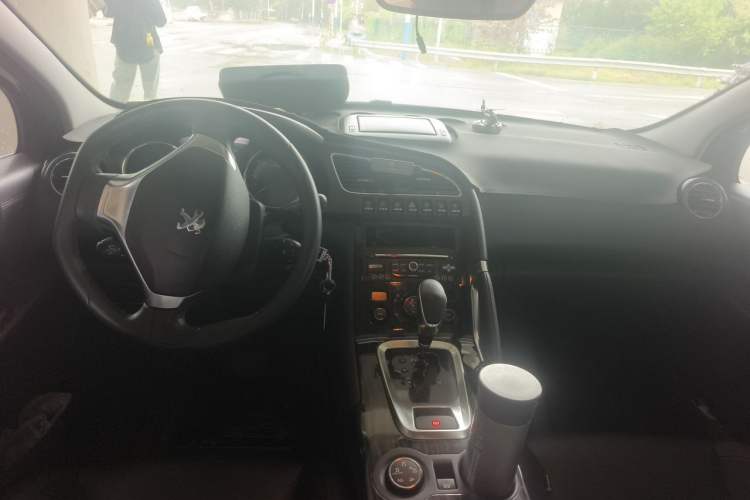 Used Peugeot 3008 2013 1.6THP Automatic Prestige Edition Center Console