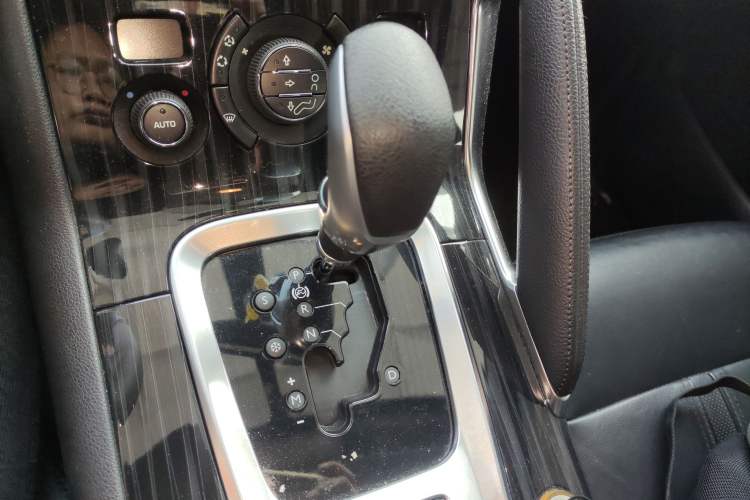 Used Peugeot 3008 2013 1.6THP Automatic Prestige Edition Gear Lever