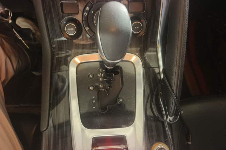 Used Peugeot 3008 2013 1.6THP Automatic Prestige Edition Gear Lever