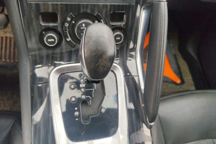 Used Peugeot 3008 2013 2.0L Automatic Trend Edition Gear Lever