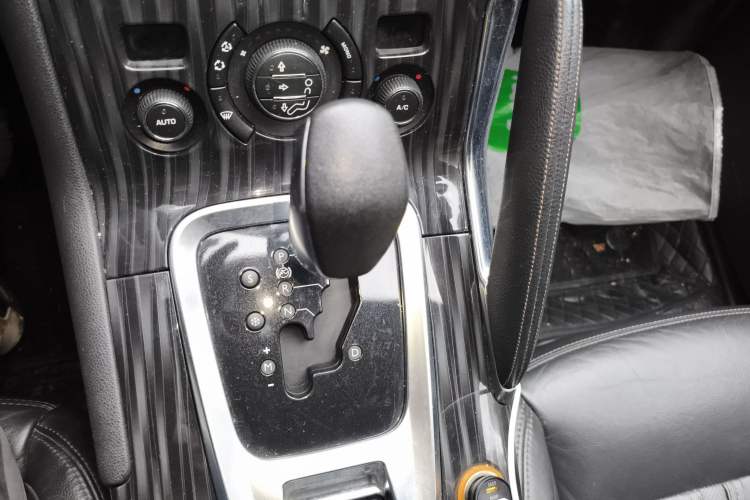 Used Peugeot 3008 2013 2.0L Automatic Trend Edition Gear Lever