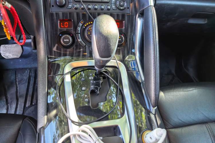 Used Peugeot 3008 2013 2.0L Automatic Trend Edition Gear Lever