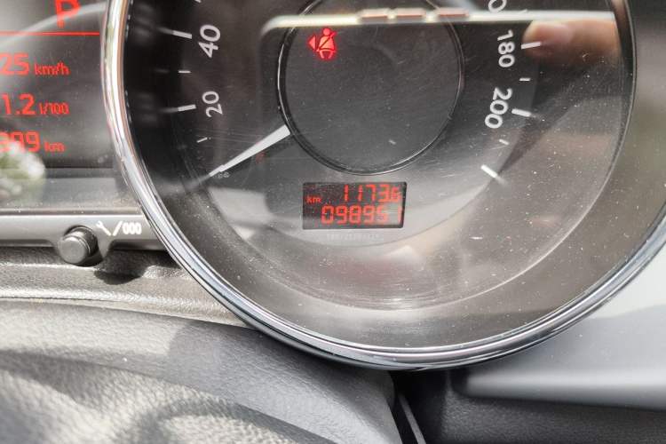 Used Peugeot 3008 2013 1.6THP Automatic Prestige Edition Odometer Close Up
