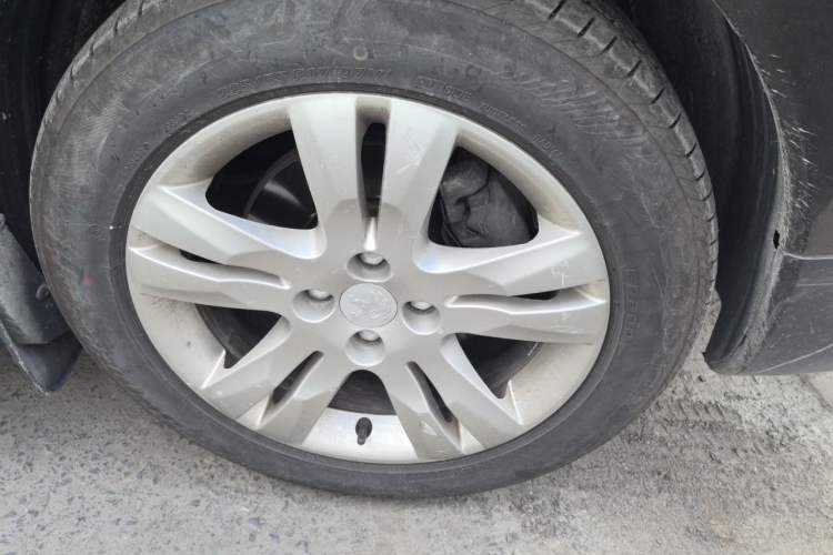 Used Peugeot 3008 2013 1.6THP Automatic Prestige Edition Right Front Wheel Hub