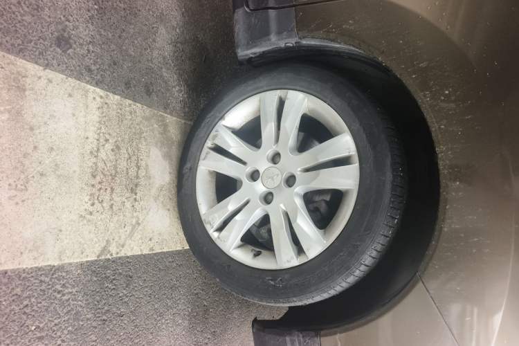 Used Peugeot 3008 2013 1.6THP Automatic Prestige Edition Right Front Wheel Hub