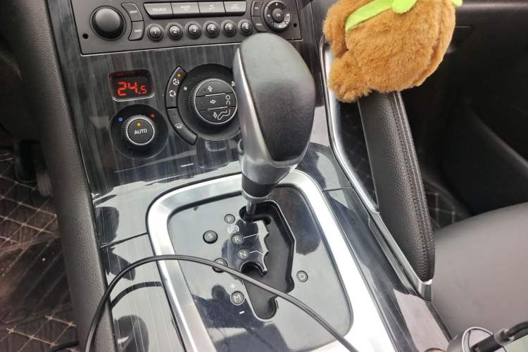 Used Peugeot 3008 2013 2.0L Automatic Trend Edition Gear Lever